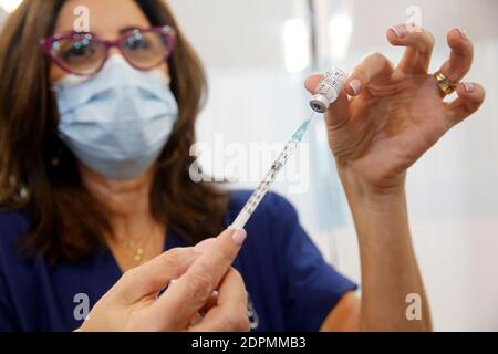 Pékin, Chine. 19 décembre 2020. Un travailleur médical israélien prépare un vaccin contre le virus COVID-19 au centre médical de Sheba, dans la ville de Ramat Gan, dans le centre d'Israël, le 19 décembre 2020. Le Premier ministre israélien Benjamin Netanyahu s'est fait vacciner contre le virus COVID-19 lors d'une émission télévisée en direct, samedi soir. Netanyahou a été le premier israélien à recevoir le vaccin, quelques heures avant le début d'un déploiement majeur de la vaccination dans le pays. Credit: Gil Cohen Magen/Xinhua/Alay Live News Banque D'Images