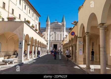 cascia,italie juillet 05 2020:aveneu santa rita di cascia avec la cathédrale en arrière-plan, par une journée ensoleillée Banque D'Images