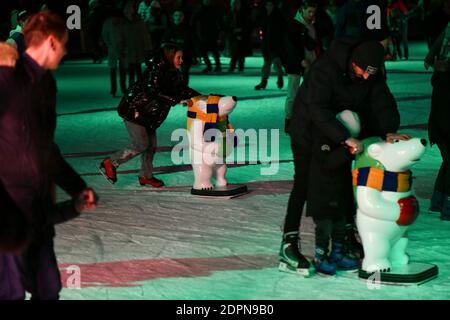 Les visiteurs de l'espace public de l'usine de chocolat ROSHEN patinent sur une patinoire. Divertissement de Noël à Kiev. Banque D'Images