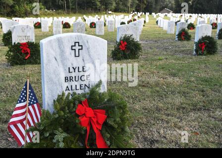 Bushnell, États-Unis. 19 décembre 2020. Des couronnes sont vues à la tête des vétérans de l'armée américaine au cimetière national de la Floride.aujourd'hui, les bénévoles ont déposé 1.7 millions de couronnes dans 2,557 endroits participants aux États-Unis pour se souvenir et honorer les vétérans morts de l'Amérique. Crédit : SOPA Images Limited/Alamy Live News Banque D'Images