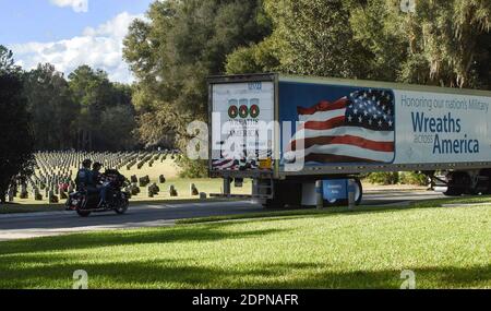 Bushnell, États-Unis. 19 décembre 2020. Un camion qui transportait des couronnes en vue de les placer aux pierres tombales des anciens combattants américains est vu au cimetière national de Floride.aujourd'hui, les bénévoles ont déposé 1.7 millions de couronnes dans 2,557 endroits participants aux États-Unis pour se souvenir et honorer les anciens combattants américains tombés. Crédit : SOPA Images Limited/Alamy Live News Banque D'Images