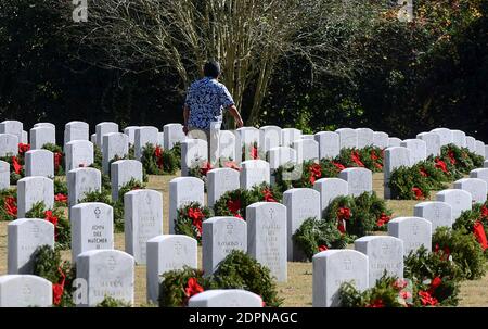 Bushnell, États-Unis. 19 décembre 2020. Des couronnes sont vues à la tête des vétérans de l'armée américaine au cimetière national de la Floride.aujourd'hui, les bénévoles ont déposé 1.7 millions de couronnes dans 2,557 endroits participants aux États-Unis pour se souvenir et honorer les vétérans morts de l'Amérique. Crédit : SOPA Images Limited/Alamy Live News Banque D'Images