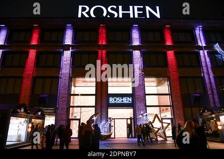 Les acheteurs visitent le magasin de bonbons ROSHEN situé sur le territoire de l'usine de chocolat du même nom. Décoration d'usine avec illuminations de Noël Banque D'Images