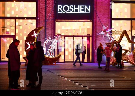 Les acheteurs visitent le magasin de bonbons ROSHEN situé sur le territoire de l'usine de chocolat du même nom. Décoration d'usine avec illuminations de Noël Banque D'Images