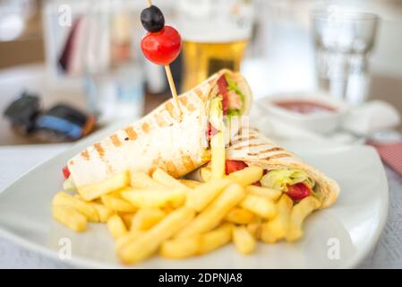 Salade de poulet rôti enveloppé de poulet, salade et mayonnaise, avec une cerise et une olive brochettes d'un bâtonnet de cocktail. Banque D'Images