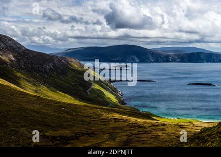 Montagnes, ciel spectaculaire et océan Atlantique, vue depuis la montagne sur l'île d'Achill, comté de Mayo sur la côte ouest de l'Irlande Banque D'Images