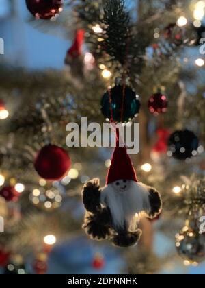 Joyeux Noël et joyeuses fêtes. Une belle salle de séjour décorée pour Noël.Festive décoration intérieure avec arbre de Noël. Banque D'Images