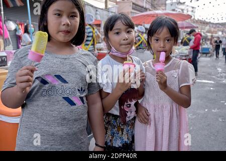 Enfants qui mangent des suces glacées à l'extérieur. 3 jeunes amis. Banque D'Images