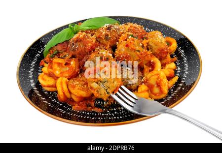 Boulettes de viande de bœuf et de porc Al Forno avec pâtes de trulli repas de sauce tomate isolé sur fond blanc Banque D'Images