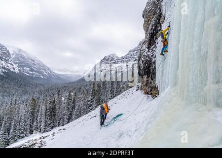 Les grimpeurs de glace profitent d'une journée à l'extérieur pour grimper sur des cascades gelées Hyalite Canyon Banque D'Images