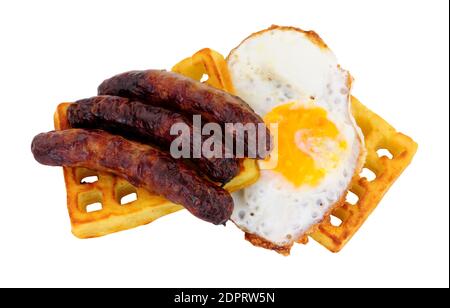 Saucisses de porc grillées et œuf frit sur une gaufre de pomme de terre isolé sur un fond blanc Banque D'Images