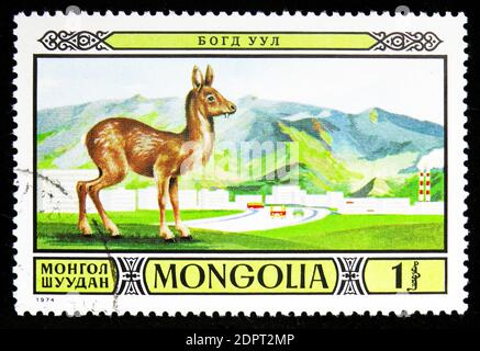 MOSCOU, RUSSIE - 26 SEPTEMBRE 2018 : un timbre imprimé en Mongolie montre le cerf de musc de Sibérie (Moschus moschiferus), faune protégée dans la faune mongole Banque D'Images