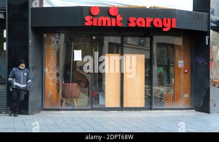Un agent de sécurité se tient à l'extérieur d'un restaurant fermé et monté à bord du simit Sarayi à Leicester Square.Londres entre dans le niveau 4 de restrictions sévères, car la nouvelle souche mutante Covid-19 est trouvée. La nouvelle variante du virus a été trouvée à 70% plus infectieuse et est actuellement endémique dans tout Londres et le sud-est de l'Angleterre. Banque D'Images