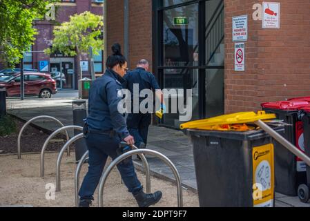 Melbourne, Australie. 19 décembre 2020. Des policiers de l'unité d'enquête sur le crime inspectent une scène de crime dans la région de Windsor/Prahran où de vastes traces de sang ont été marquées et picturedA homme a été trouvé avec des blessures graves sur les mains et après une enquête de police, il s'est avéré qu'il s'agissait d'un « incident médical » où les blessures étaient des rapports de police auto-infligés. Crédit : SOPA Images Limited/Alamy Live News Banque D'Images