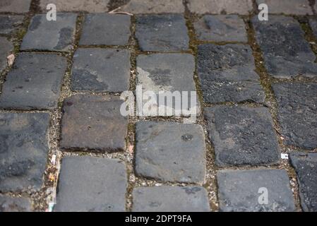 Melbourne, Australie. 19 décembre 2020. Des traces de sang ont été laissées sur une route en briques, dans une allée près de la célèbre zone de nuit.UN homme a été trouvé avec des blessures graves sur les mains et après une enquête de police, il s'est avéré qu'il s'agissait d'un « incident médical » où les blessures étaient des rapports de police auto-infligés. Crédit : SOPA Images Limited/Alamy Live News Banque D'Images