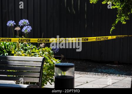 Melbourne, Australie. 19 décembre 2020. La police a fait un don sur les lieux du crime où une trace de sang a été découverte.UN homme a été trouvé avec des blessures graves sur les mains et après une enquête de police, il s'est avéré qu'il s'agissait d'un « incident médical » où les blessures étaient des rapports de police auto-infligés. Crédit : SOPA Images Limited/Alamy Live News Banque D'Images