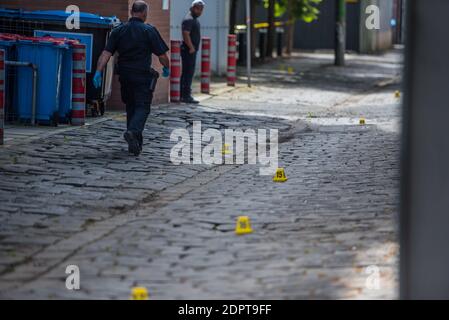 Melbourne, Australie. 19 décembre 2020. Des policiers de l'unité d'enquête sur le crime inspectent une scène de crime dans la région de Windsor/Prahran où de vastes traces de sang ont été marquées et picturedA homme a été trouvé avec des blessures graves sur les mains et après une enquête de police, il s'est avéré qu'il s'agissait d'un « incident médical » où les blessures étaient des rapports de police auto-infligés. Crédit : SOPA Images Limited/Alamy Live News Banque D'Images