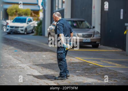 Melbourne, Australie. 19 décembre 2020. Un agent de police de l'unité d'enquête sur le crime inspecte une scène de crime dans la région de Windsor/Prahran où de vastes traces de sang ont été marquées et picturedA homme a été trouvé avec des blessures graves sur les mains et après une enquête de police, il s'est avéré qu'il s'agissait d'un « incident médical » où les blessures étaient des rapports de police auto-infligés. Crédit : SOPA Images Limited/Alamy Live News Banque D'Images