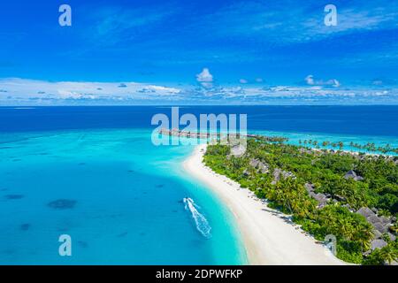 Maldives paysage paradisiaque. Paysage tropical aérien, paysage marin avec de longues villas d'eau de jetée avec mer incroyable et plage de lagon, nature tropicale. Exotique Banque D'Images