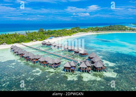 Maldives paysage paradisiaque. Paysage tropical aérien, paysage marin avec de longues villas d'eau de jetée avec mer incroyable et plage de lagon, nature tropicale. Exotique Banque D'Images