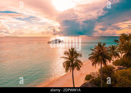 Lever de soleil en avion coucher de soleil sur la plage vue sur la baie, ciel et nuages colorés, jetée en bois sur bungalow aquatique. Méditation détente vue sur drone tropical, océan de mer Banque D'Images
