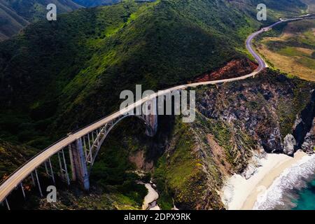 Vue aérienne du pont de Bixby Creek en montagne