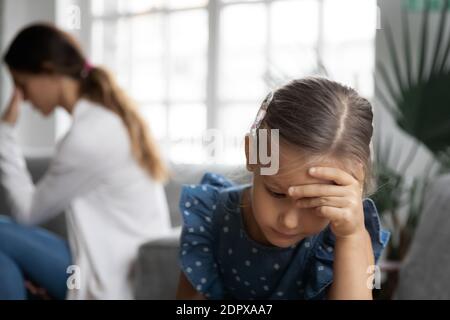 Gros plan bouleversé petite fille et mère ignorant les uns les autres Banque D'Images