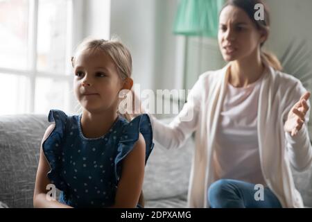 Gros plan en colère stricte mère scolding têtu fille méchanceuse Banque D'Images