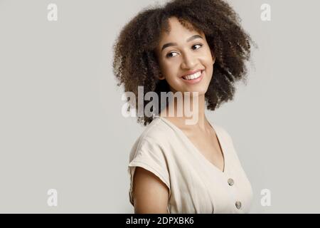 Beau modèle, étudiant, blogueur ou employé. Bonne jeune femme afro-américaine aux cheveux bouclés Banque D'Images
