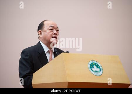 Macao, Chine. 20 décembre 2020. Ho IAT Seng, chef de la direction de la région administrative spéciale de Macao (RAS) en Chine, prononce un discours lors d'une réception marquant le 21e anniversaire du retour de Macao à la mère-patrie du complexe de la plate-forme commerciale et commerciale des pays de langue portugaise à Macao, dans le sud de la Chine, le 20 décembre 2020. Crédit: Cheong Kam Ka/Xinhua/Alay Live News Banque D'Images