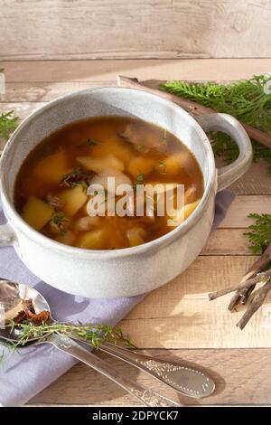 Soupe de champignons végétarienne maison avec orge et légumes, image verticale Banque D'Images