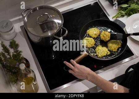 Jeune femme suédoise charmante qui cuisine à la maison dans sa cuisine, prépare des aliments méditerranéens sains pour sa famille. Jeune blogueur de nourriture faisant de la nourriture prepar Banque D'Images