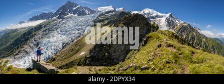 Randonneur en face de la langue du glacier, gauche Glacier des Bossons, droite Glacier de Taconnaz, gauche sommet de l'aiguille du midi, droite Mont blanc, Chamonix Banque D'Images