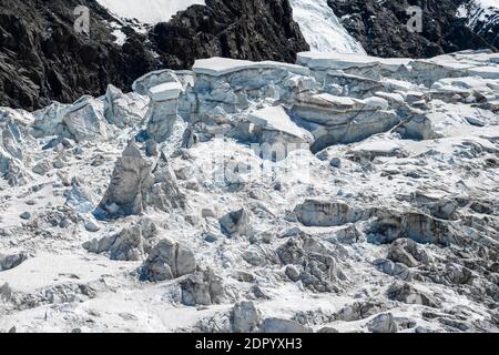 Glace de glacier sillonnée, langue du glacier, détail, Glacier des Bossons, la Jonction, Chamonix, haute-Savoie, France Banque D'Images