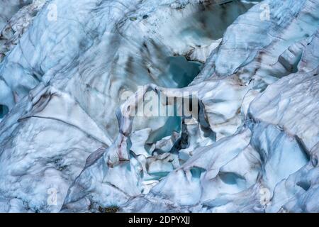 Glace de glacier sillonnée, langue du glacier, détail, Glacier des Bossons, la Jonction, Chamonix, haute-Savoie, France Banque D'Images