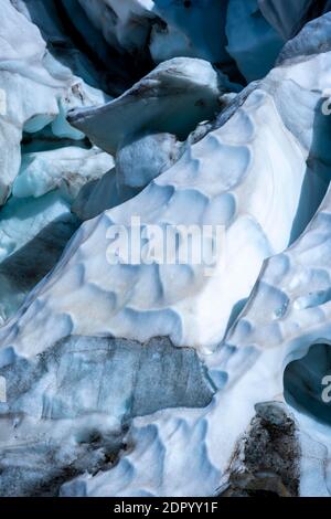 Glace de glacier sillonnée, langue du glacier, détail, Glacier des Bossons, la Jonction, Chamonix, haute-Savoie, France Banque D'Images