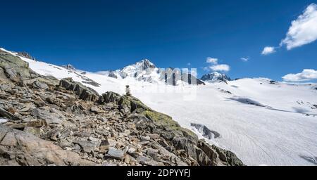 Cairns sur le sentier de randonnée, le Glacier du Tour, les sommets des glaciers et des montagnes, le paysage alpin, à gauche l'aiguille du Chardonnet, Chamonix, haute-Savoie Banque D'Images