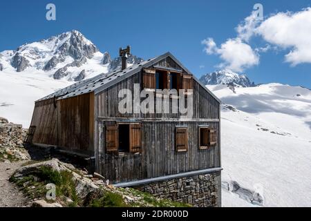 Ambiance du soir, ancienne cabane du refuge Albert 1er, Glacier du Tour, glaciers et pics de montagne, paysage alpin élevé, tête Blanche, petite et Banque D'Images