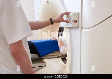 Femme passant par un scanner de tomographie assistée par ordinateur. Médecin exploitant un équipement d'irm Banque D'Images