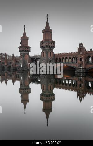 Oberbaum pont sur la Spree, reliant les quartiers de Berlin Kreuzberg et Friedrichshain, Berlin, Allemagne Banque D'Images