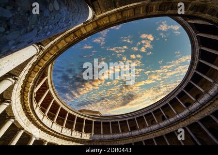 Intérieur du Palais de Carlos V à l'Alhambra À Grenade avec un ciel nuageux spectaculaire au coucher du soleil Banque D'Images