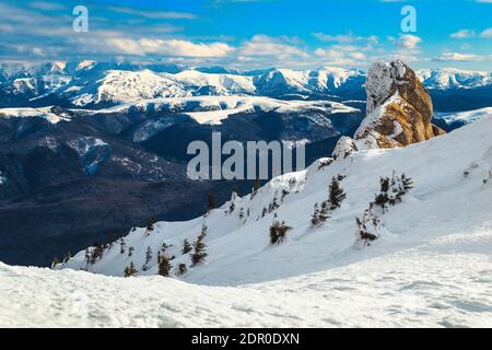 Superbe paysage d'hiver avec des falaises et des collines enneigées, Ciucas, Carpates, Roumanie, Europe Banque D'Images