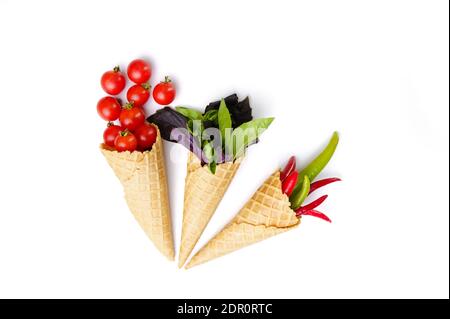 Légumes frais dans des cornets de gaufres, fond blanc Banque D'Images