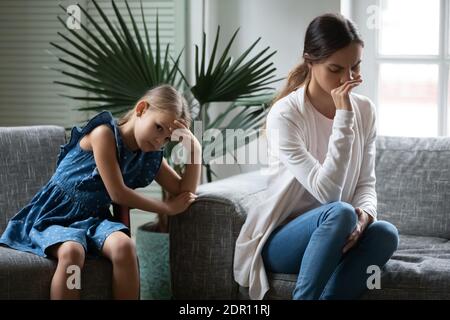 Mère bouleversée et petite fille ignorant l'une l'autre, conflit familial Banque D'Images