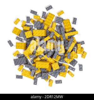 Pile de briques en plastique de la couleur Pantone de l'année 2021 gris et jaune Banque D'Images