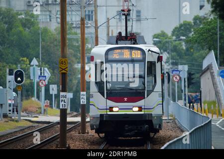 Train léger à l'approche de l'arrêt Tsing Wun, Tuen Mun, Hong Kong Banque D'Images