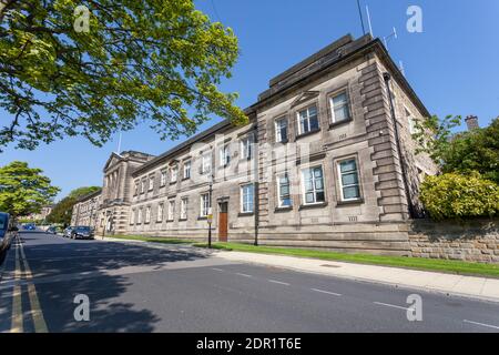 L'ancien conseil de l'arrondissement de Harrogate se trouve sur les jardins Crescent, sujet à un long projet de réaménagement retardé Banque D'Images