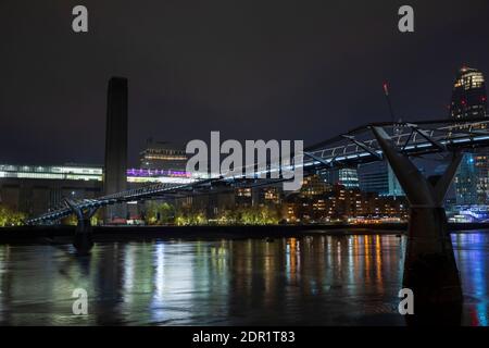 London Millennium Foodbridge, Tate Modern et One Blackfriars à Londres, Angleterre. Banque D'Images