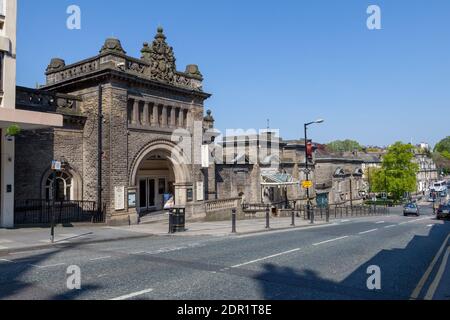 Façade de la rue du Parlement des bains royaux de Harrogate, dans le North Yorkshire Banque D'Images