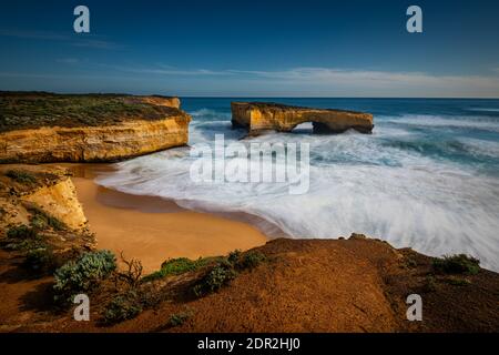 Célèbre formation rocheuse du London Bridge dans le parc national de Port Campbell. Banque D'Images